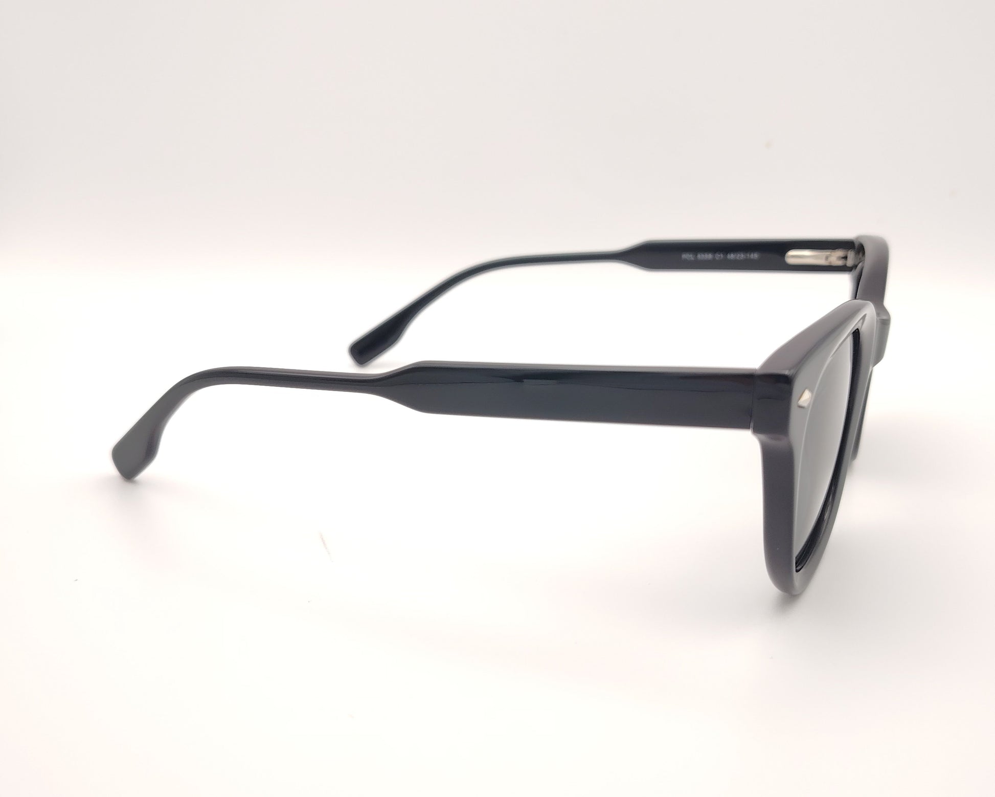 gafas de sol de acetato negro con lentes polarizadas a juego