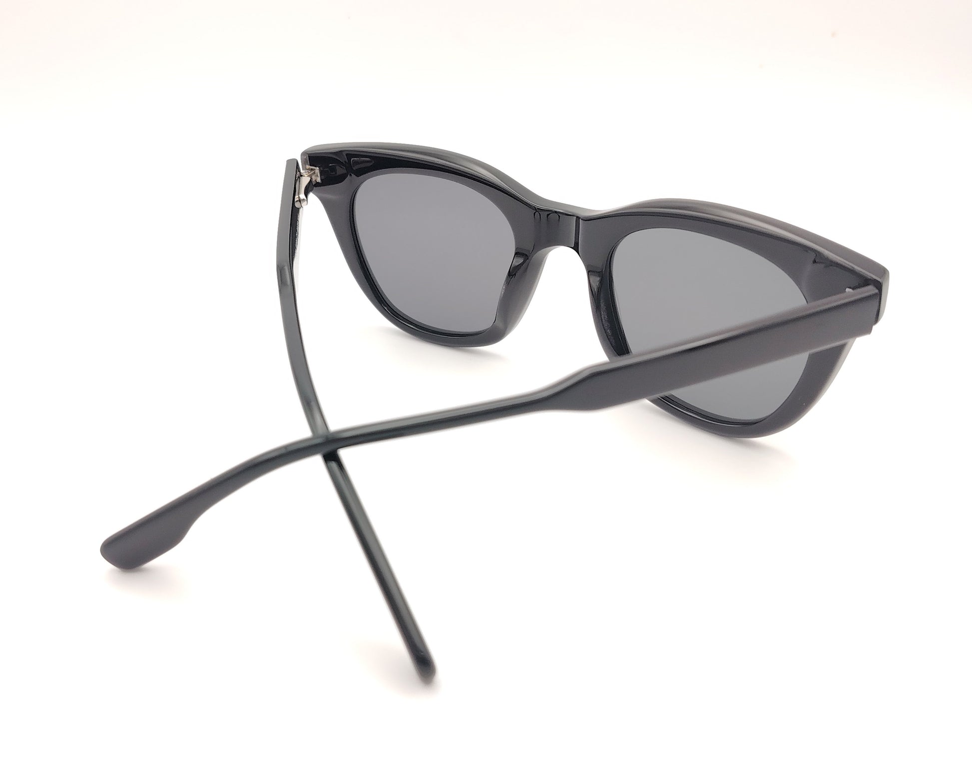 gafas de sol de acetato negro con lentes polarizadas a juego