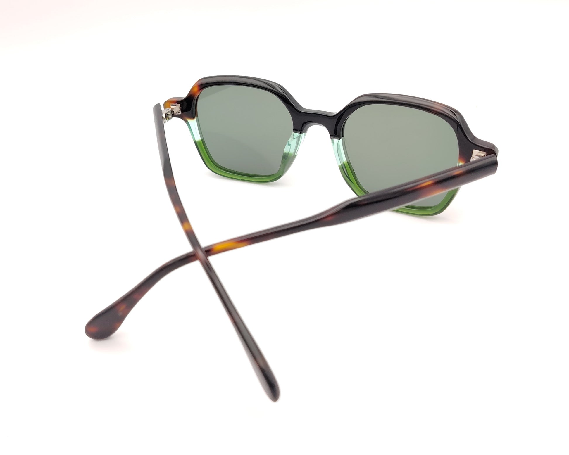gafas de sol acetato negro carey y verde con lentes polarizadas forma suave