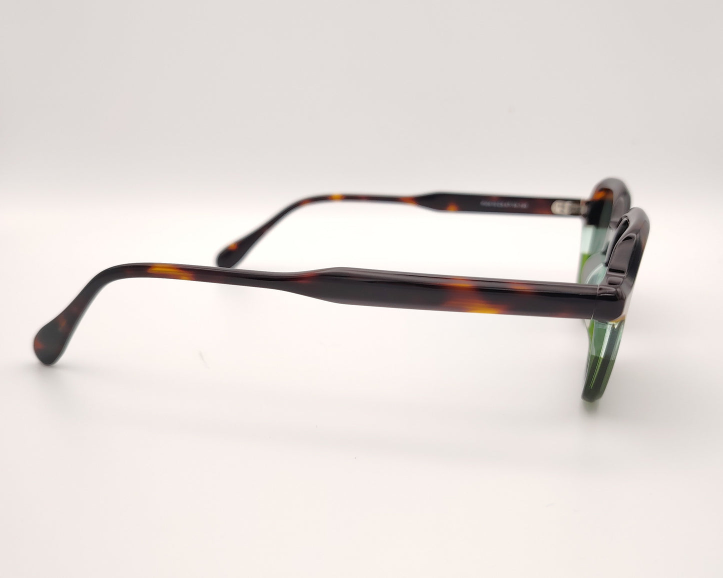 gafas de sol acetato negro carey y verde con lentes polarizadas forma suave