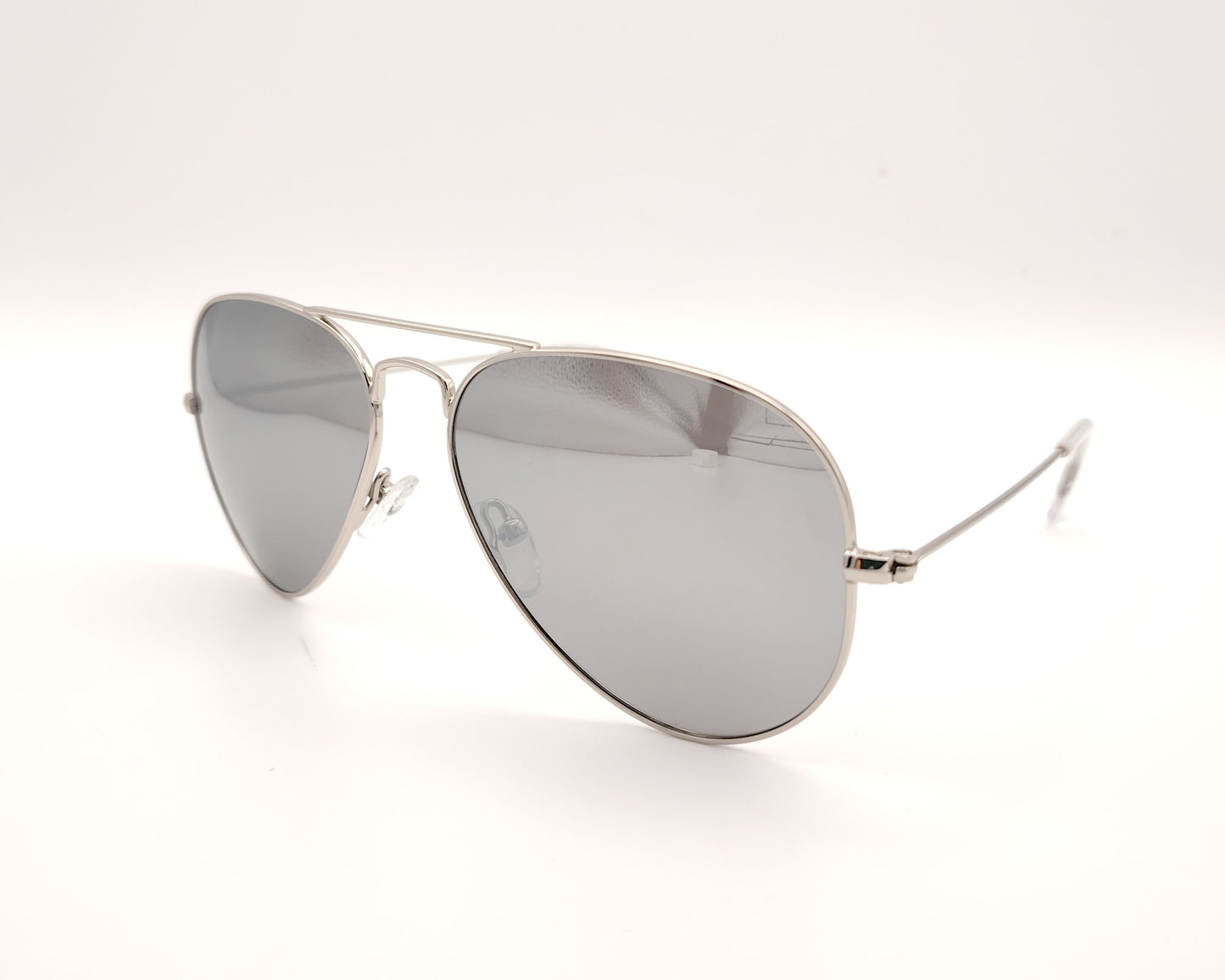gafas de sol estilo aviador en metal plateado con lentes polarizadas en espejo plata