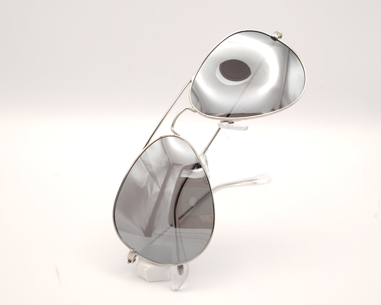 gafas de sol estilo aviador en metal plateado con lentes polarizadas en espejo plata