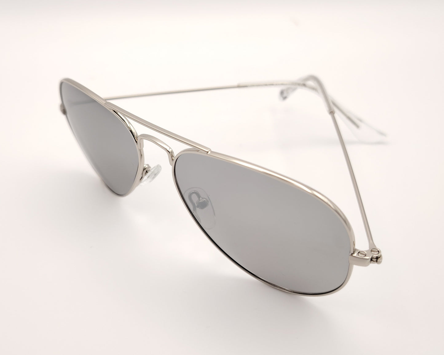 gafas de sol estilo aviador en metal plateado con lentes polarizadas en espejo plata