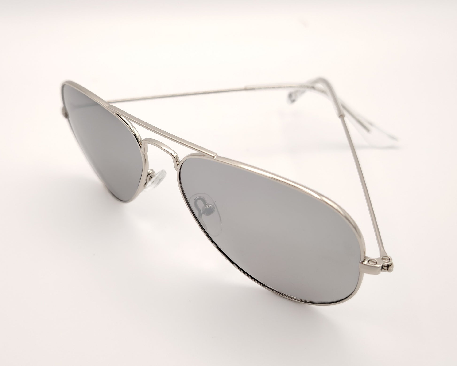 gafas de sol estilo aviador en metal plateado con lentes polarizadas en espejo plata
