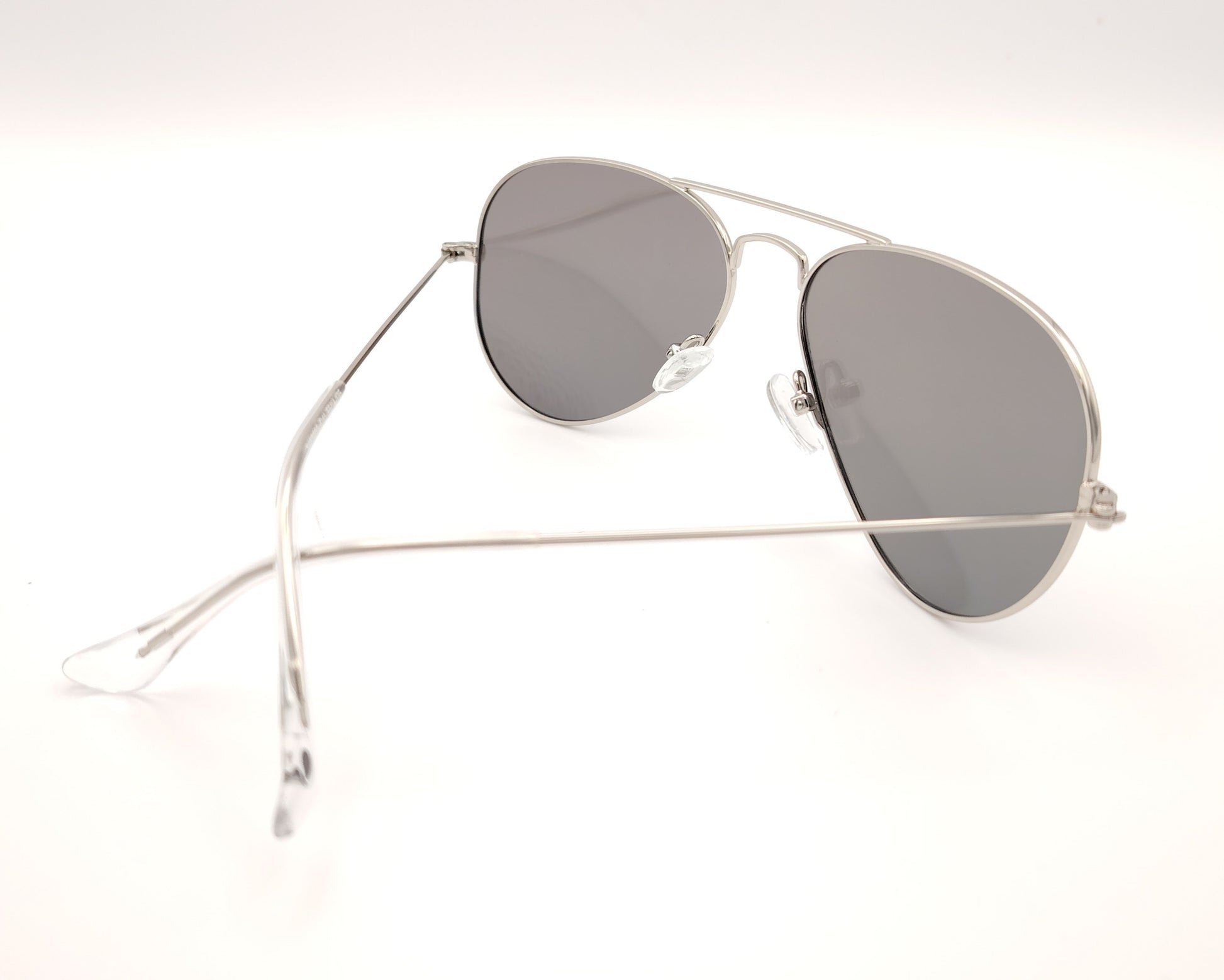 gafas de sol estilo aviador en metal plateado con lentes polarizadas en espejo plata