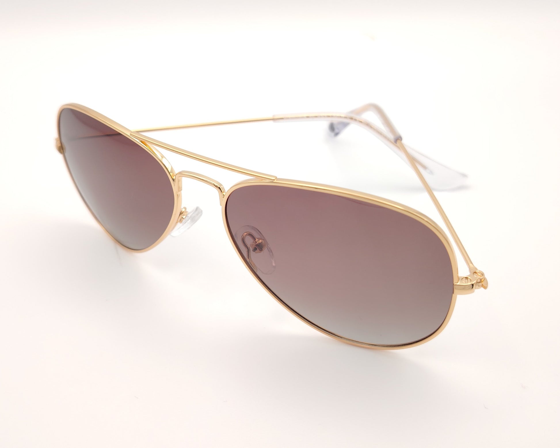gafas de sol estilo aviador en metal dorado con lentes polarizadas marrón degradado