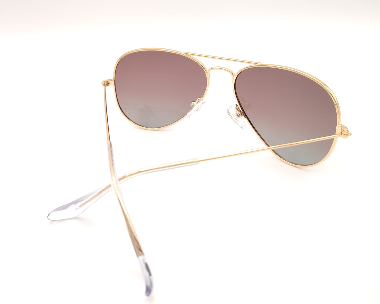 gafas de sol estilo aviador en metal dorado con lentes polarizadas marrón degradado