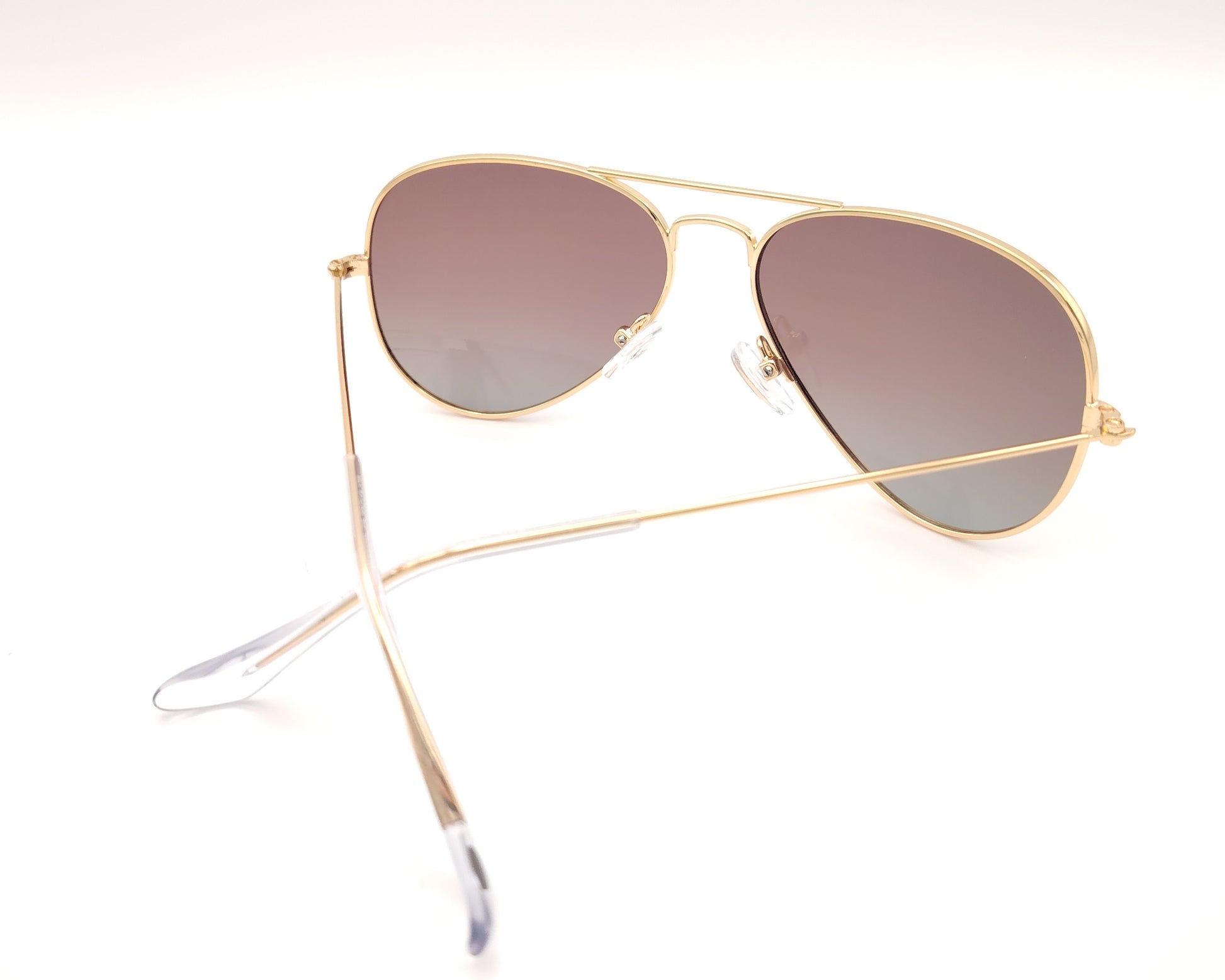 gafas de sol estilo aviador en metal dorado con lentes polarizadas marrón degradado