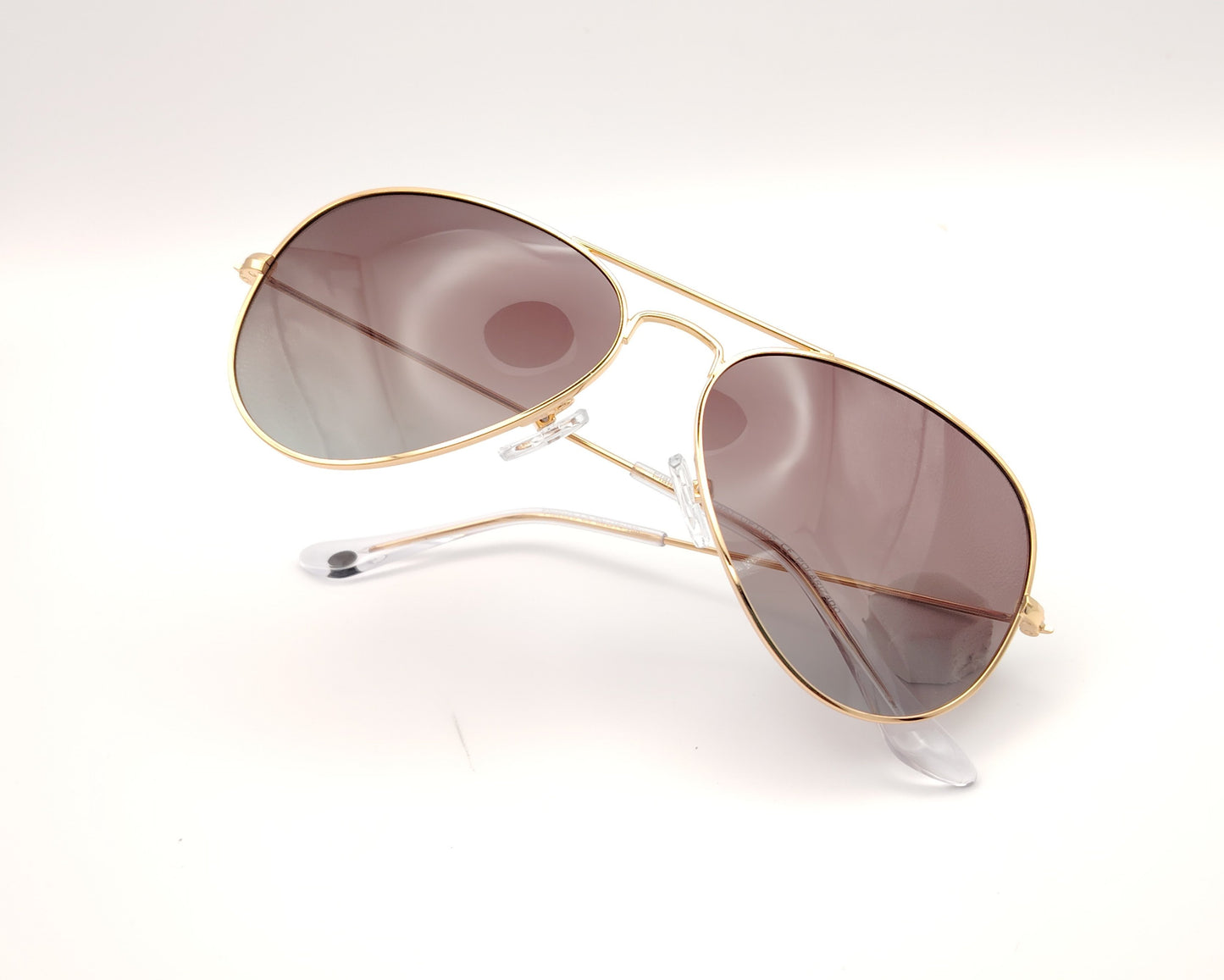 gafas de sol estilo aviador en metal dorado con lentes polarizadas marrón degradado
