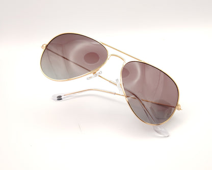 gafas de sol estilo aviador en metal dorado con lentes polarizadas marrón degradado