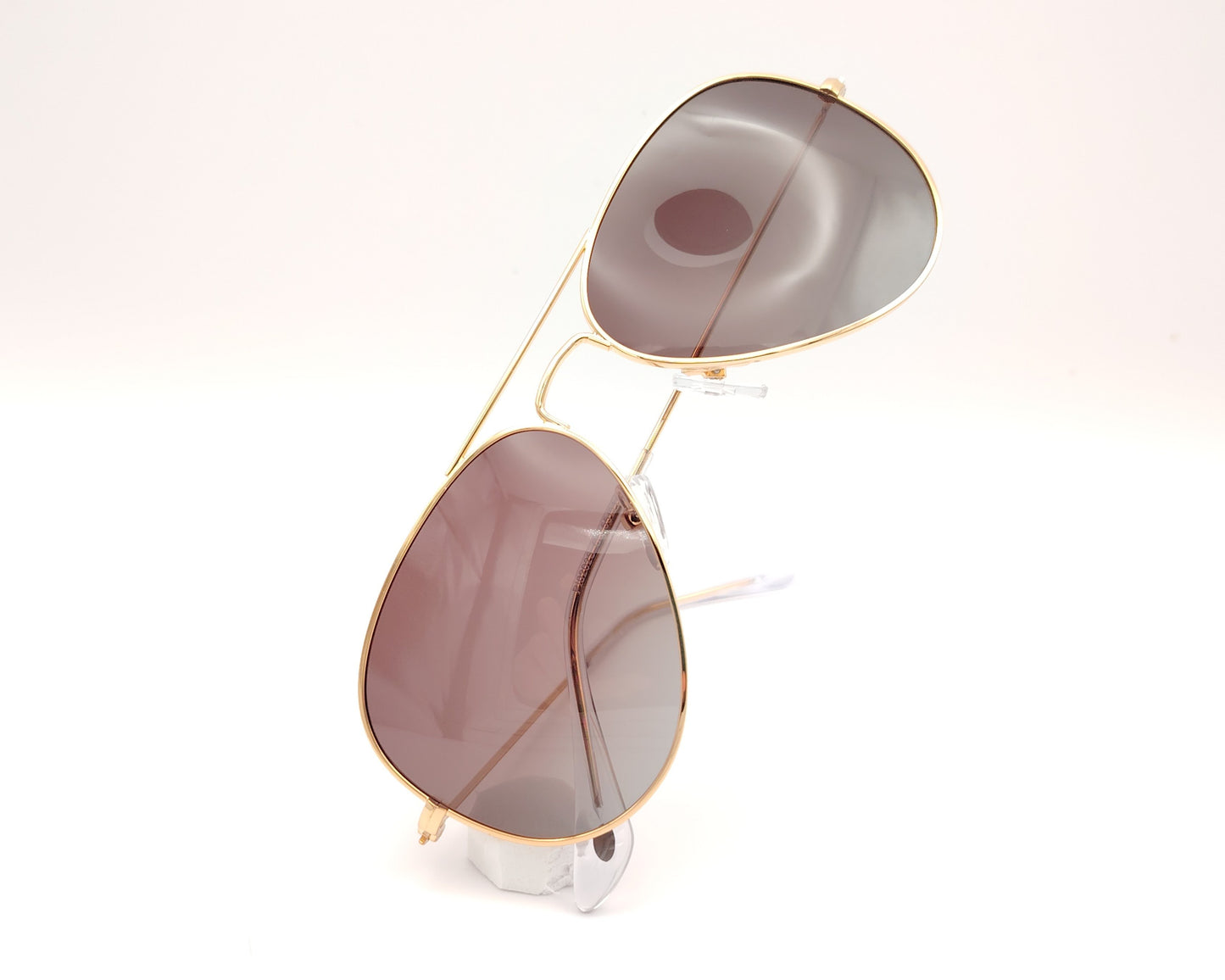 gafas de sol estilo aviador en metal dorado con lentes polarizadas marrón degradado