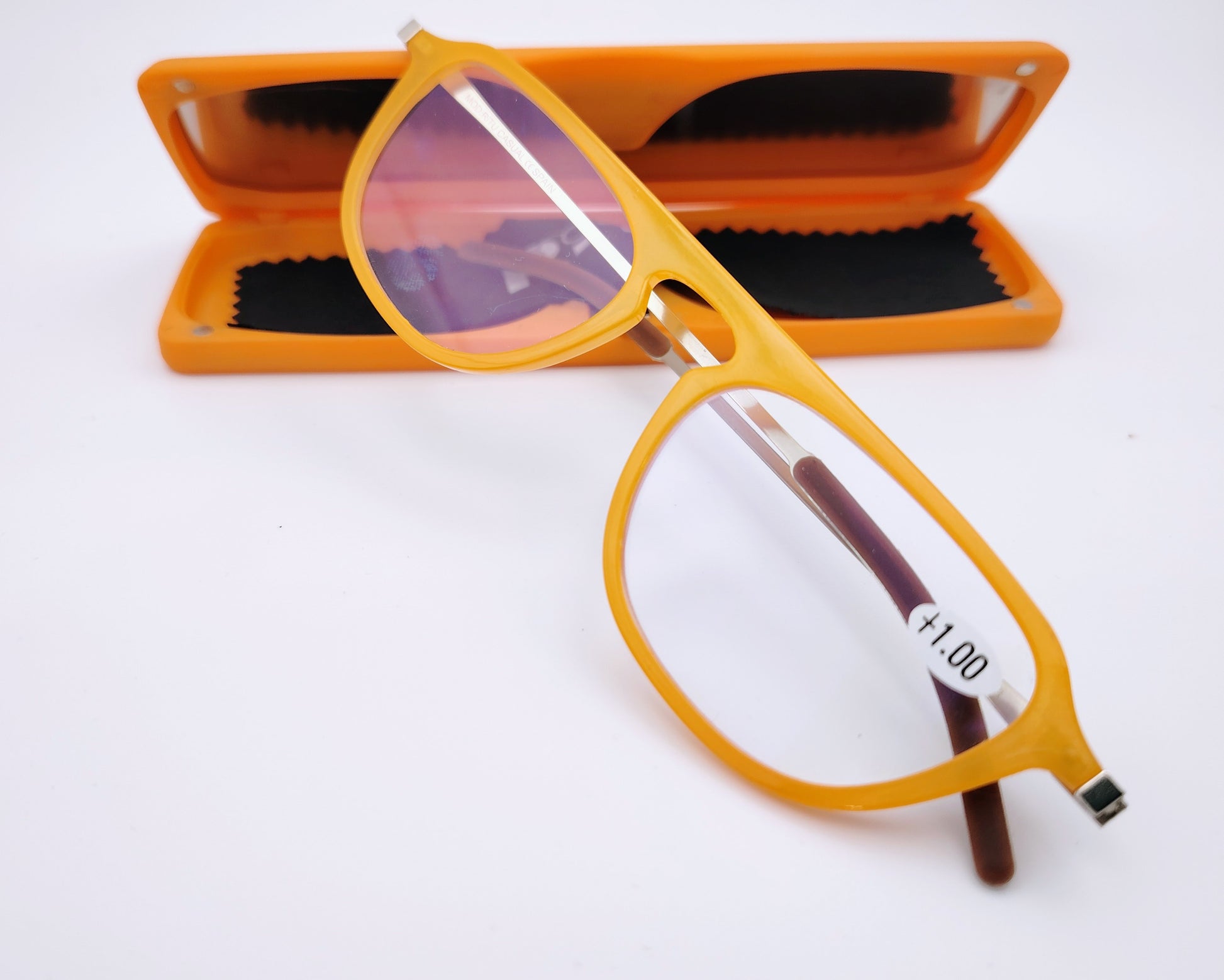 gafas de lectura premontadas para presbicia con diseño compacto y ultraligero, incluyen un estuche plano y resistente ideal para llevar en el bolsillo, disponibles en varias graduaciones, color amarillo