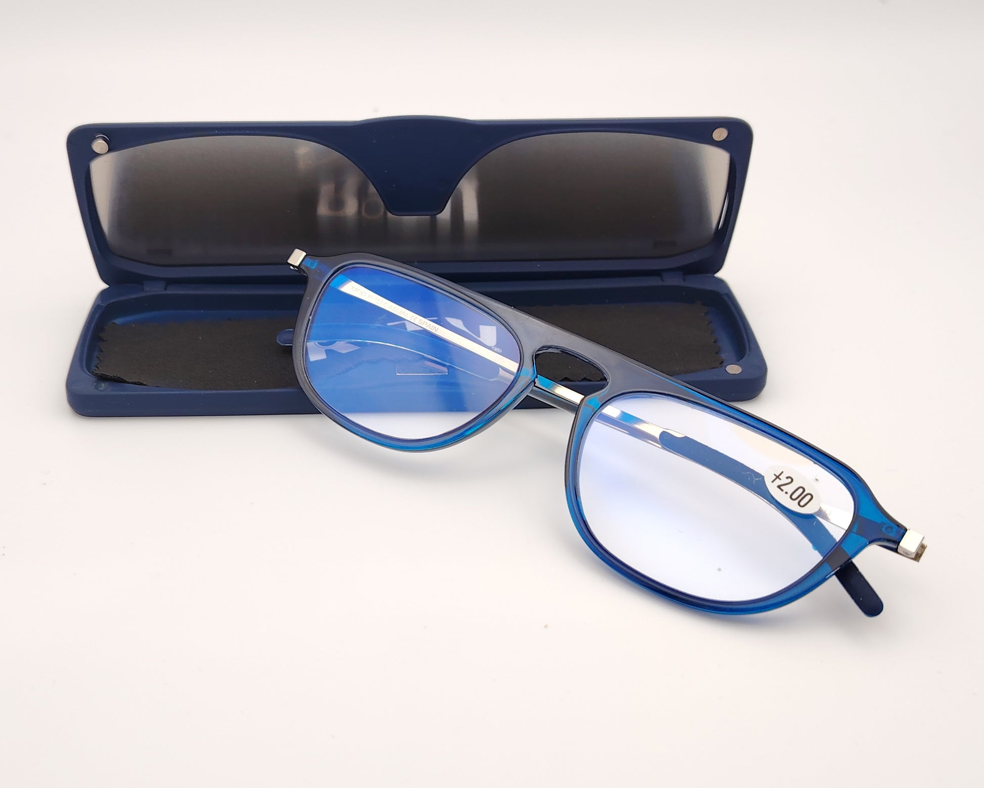 gafas de lectura premontadas para presbicia con diseño compacto y ultraligero, incluyen un estuche plano y resistente ideal para llevar en el bolsillo, disponibles en varias graduaciones, color azul