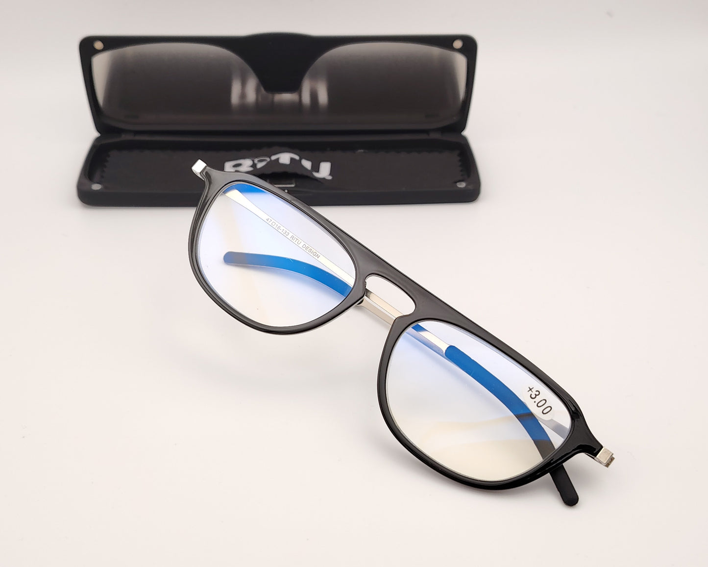 gafas de lectura premontadas para presbicia con diseño compacto y ultraligero, incluyen un estuche plano y resistente ideal para llevar en el bolsillo, disponibles en varias graduaciones, color negro