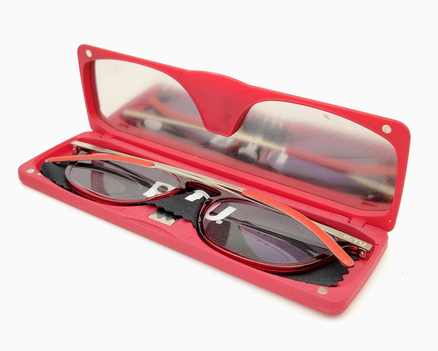 gafas de lectura premontadas para presbicia con diseño compacto y ultraligero, incluyen un estuche plano y resistente ideal para llevar en el bolsillo, disponibles en varias graduaciones, color rojo