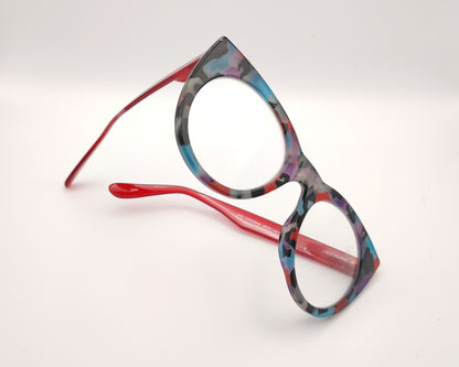 gafas premontadas de lectura de forma redondeada con frontal multicolor y varillas rojas translúcidas