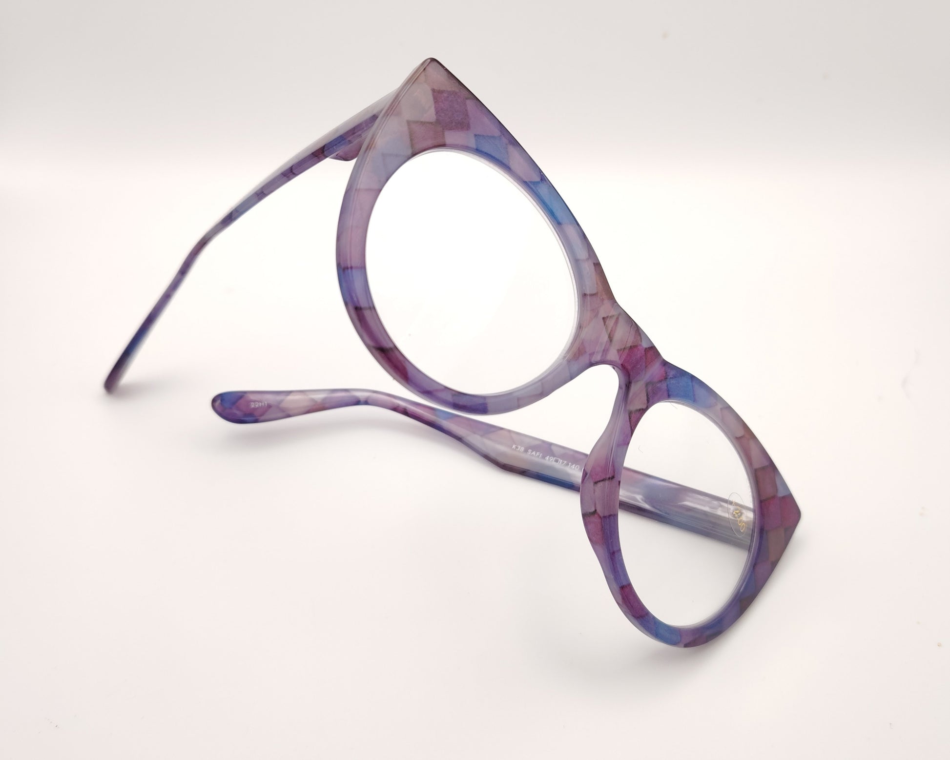 gafas premontadas de lectura de forma redondeada en tonos lila y rosa con estampado geométrico