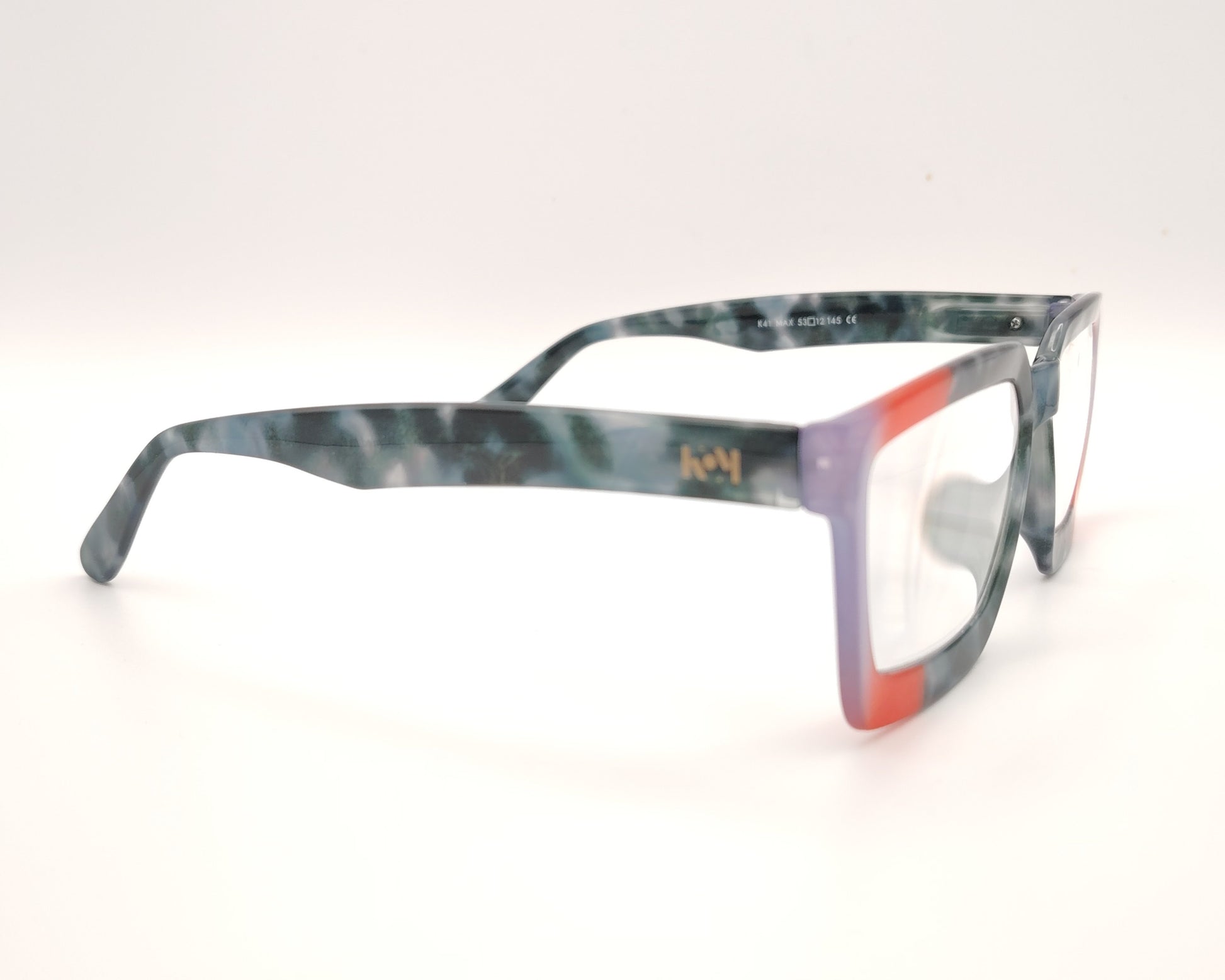 gafas de lectura rectangulares en gris azulado jaspeado con detalles rojo y lila en las esquinas