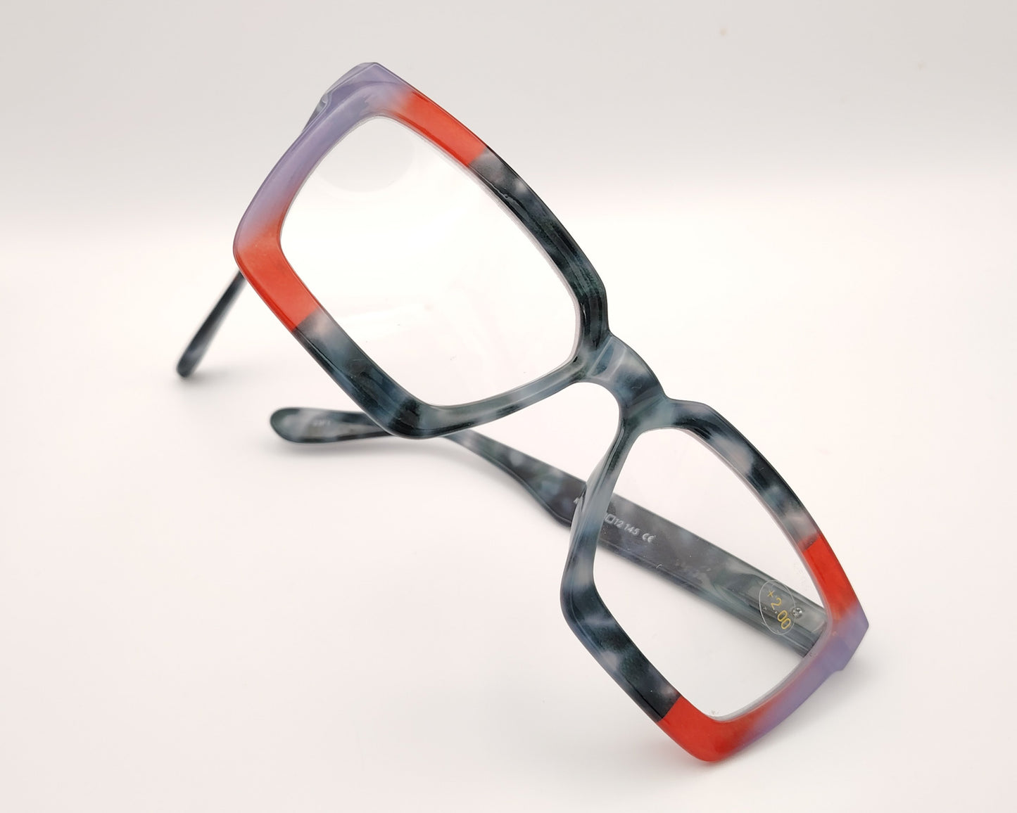 gafas de lectura rectangulares en gris azulado jaspeado con detalles rojo y lila en las esquinas