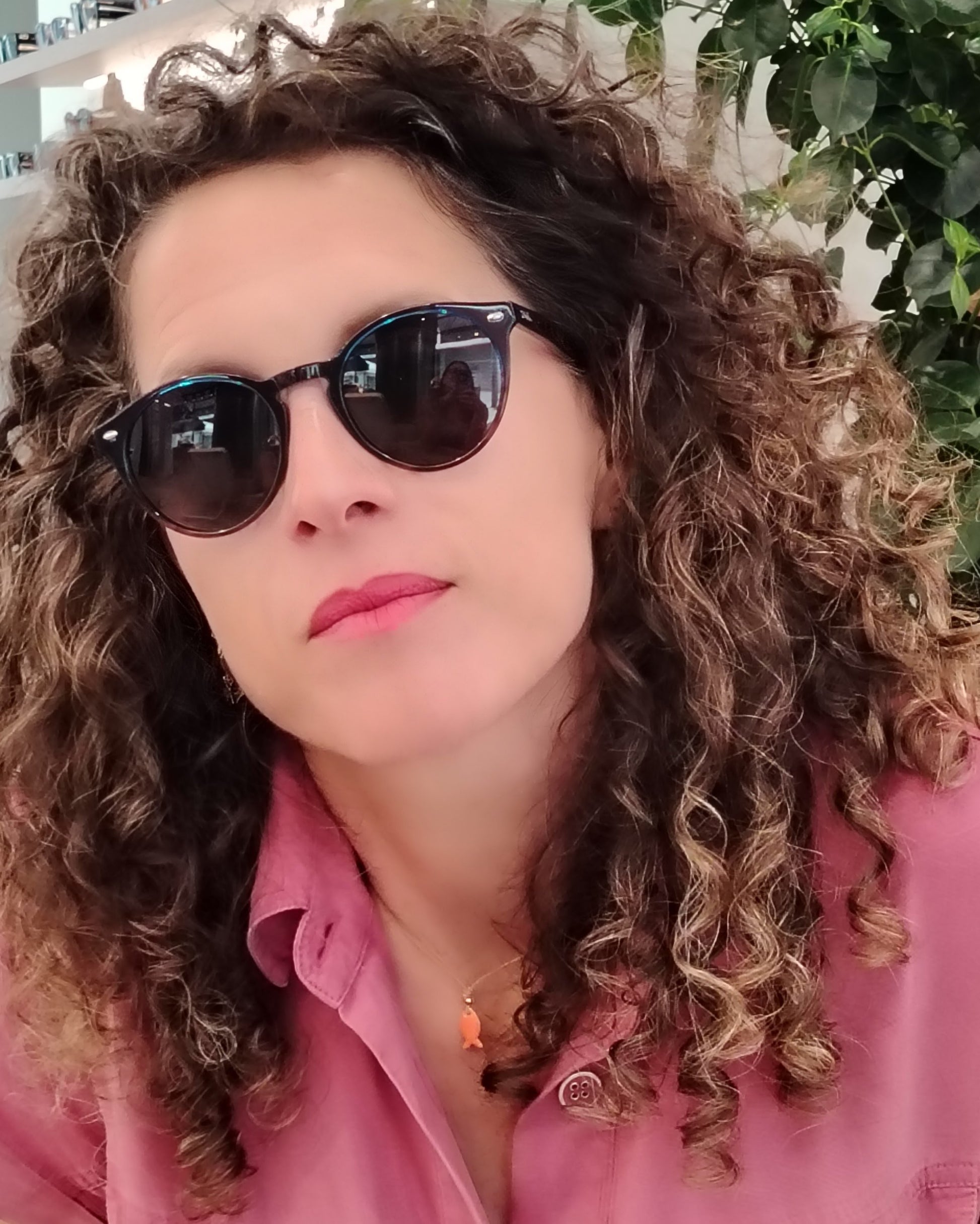 gafas de sol redondas de acetato con lentes oscuras y montura retro