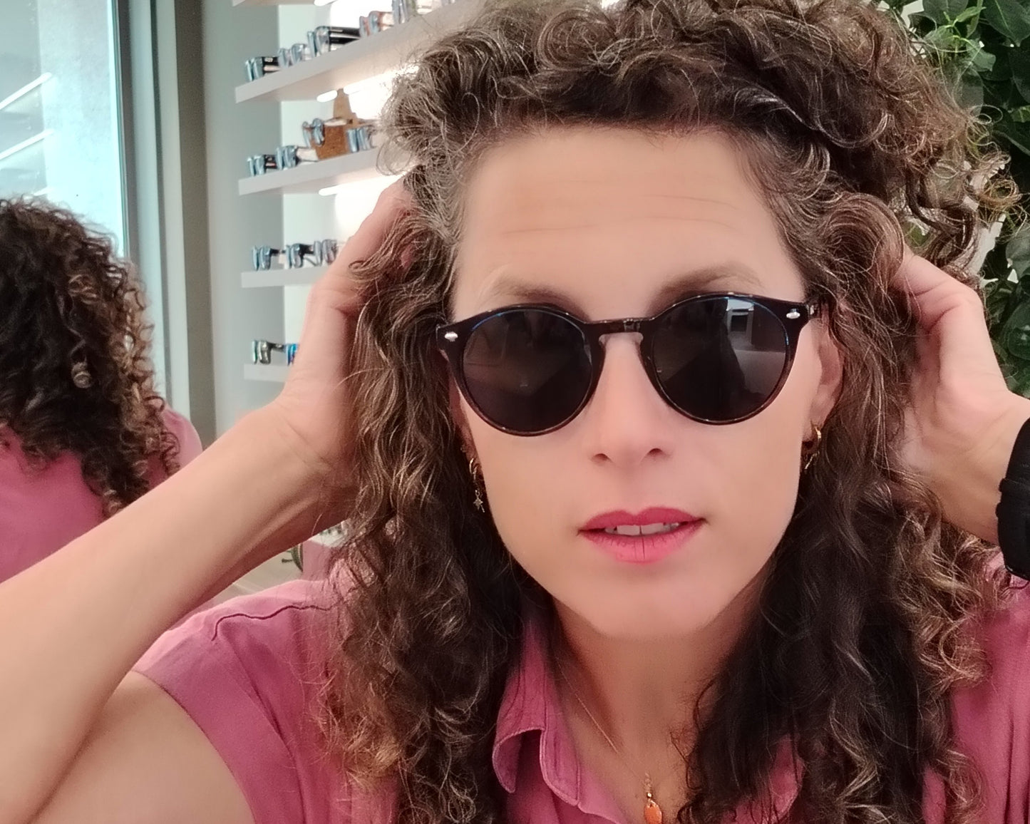 gafas de sol redondas de acetato con lentes oscuras y montura retro