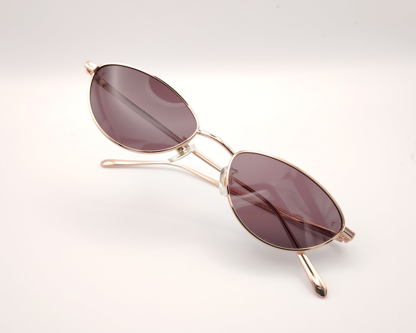 gafas de sol metálicas oro rosa con forma de lágrima y lentes oscuras