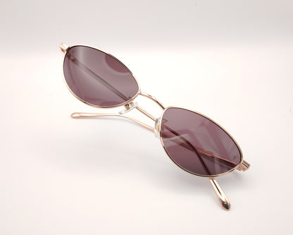 gafas de sol metálicas oro rosa con forma de lágrima y lentes oscuras