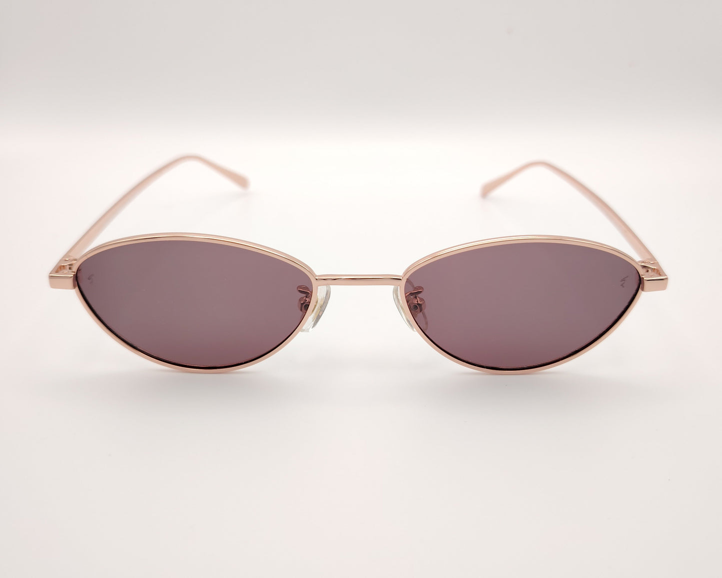 gafas de sol metálicas oro rosa con forma de lágrima y lentes oscuras