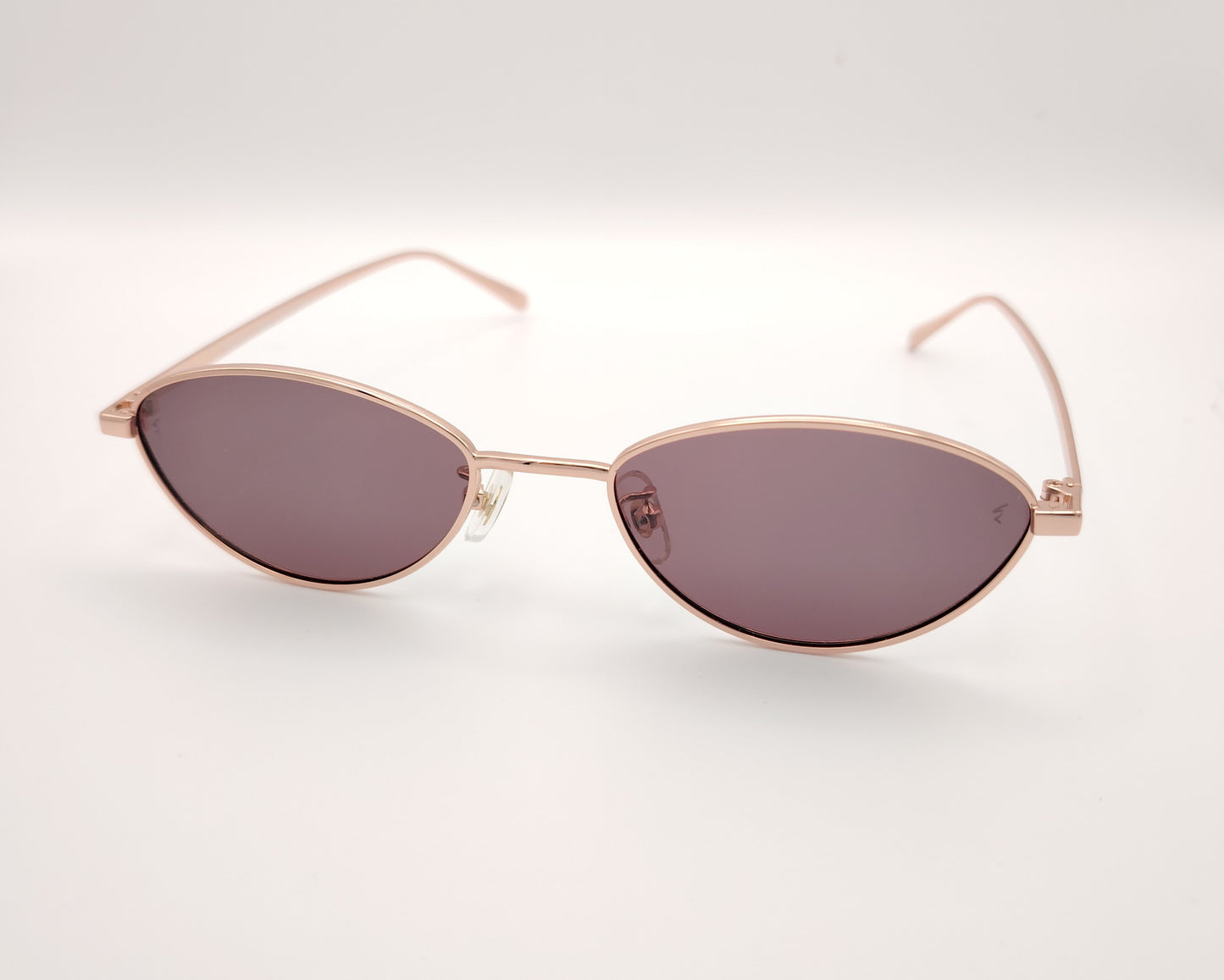 gafas de sol metálicas oro rosa con forma de lágrima y lentes oscuras