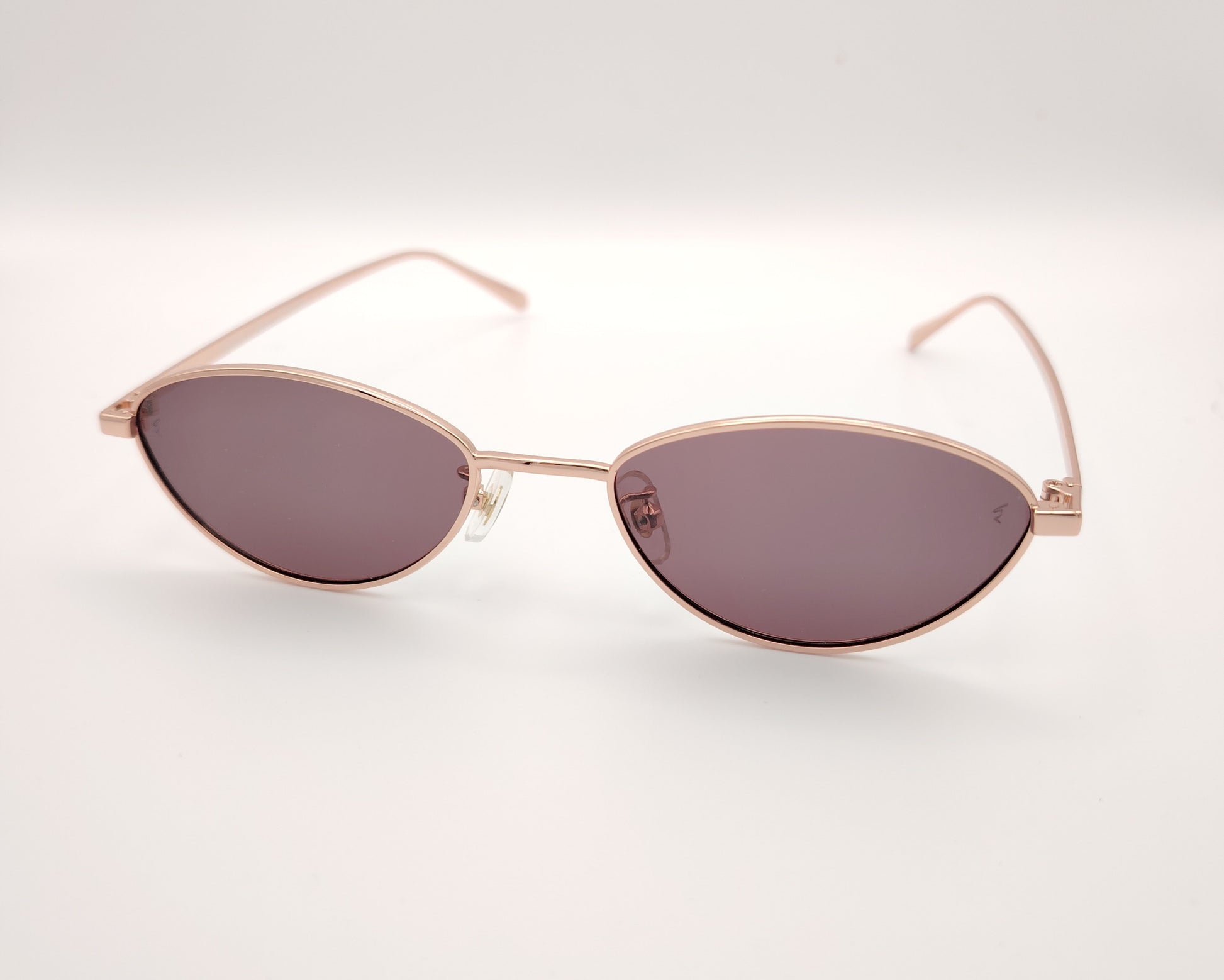 gafas de sol metálicas oro rosa con forma de lágrima y lentes oscuras