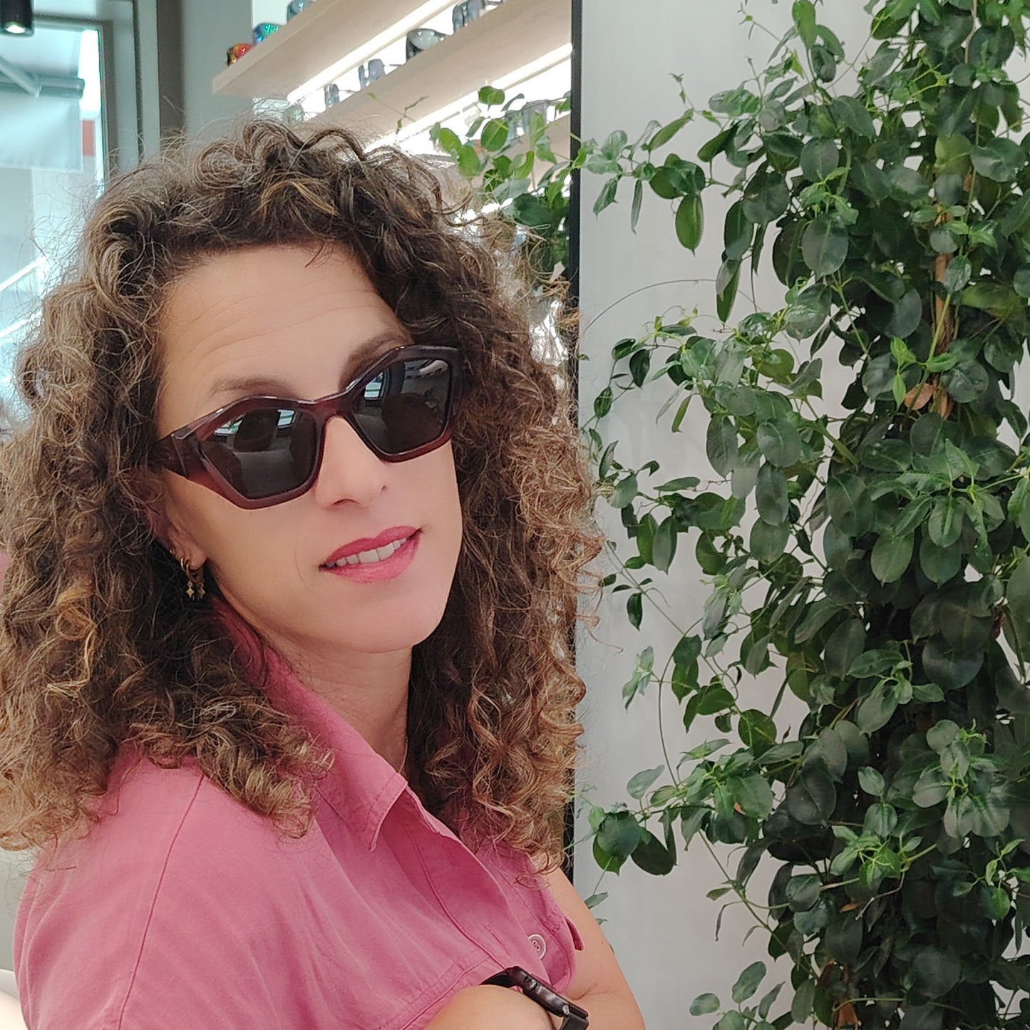 gafas de sol pentagonales con montura rosa translúcida y lentes oscuras polarizadas