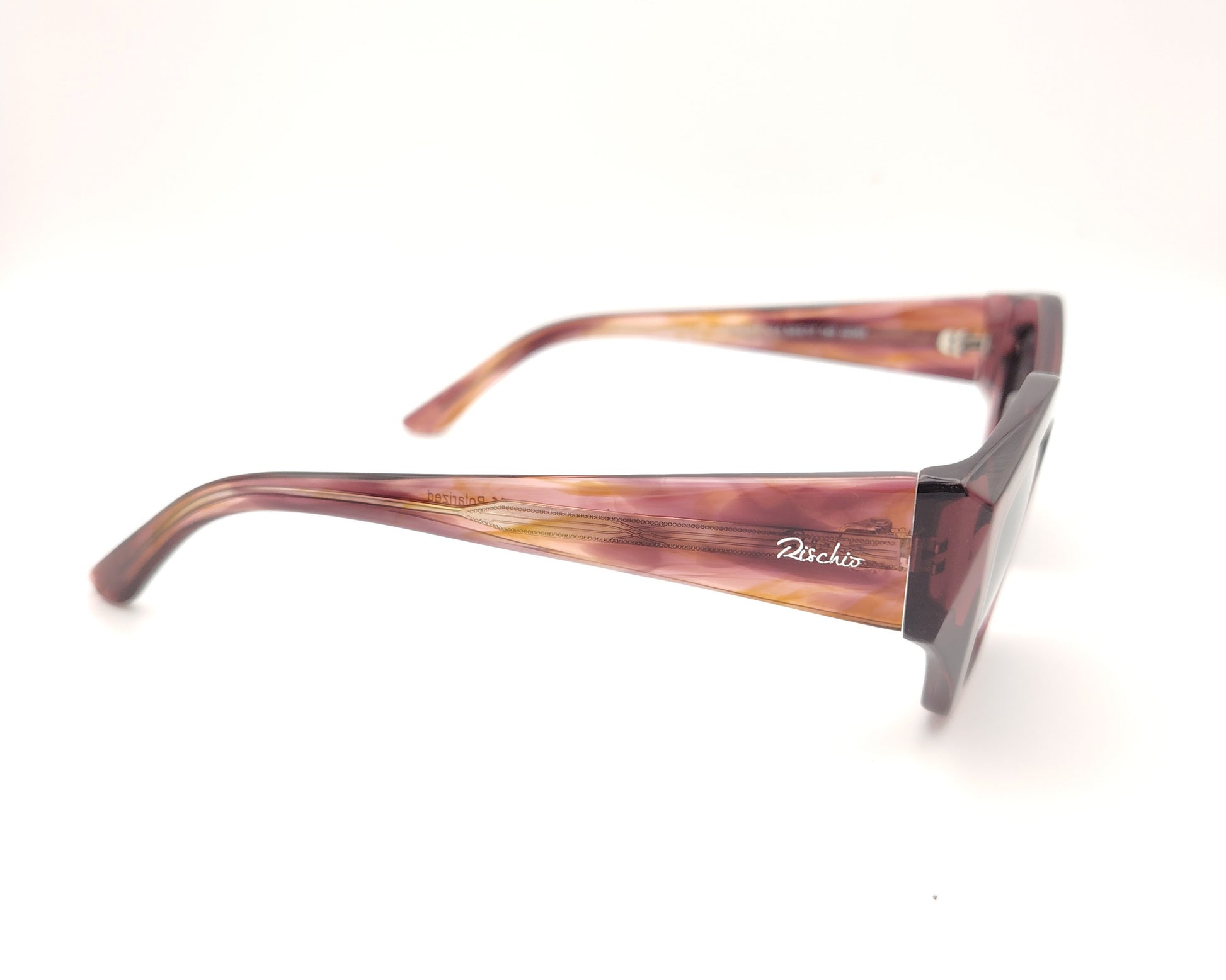 gafas de sol pentagonales con montura rosa translúcida y lentes oscuras polarizadas