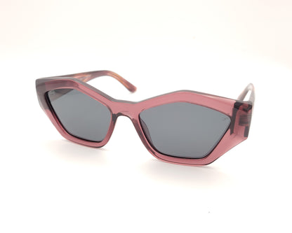 gafas de sol pentagonales con montura rosa translúcida y lentes oscuras polarizadas