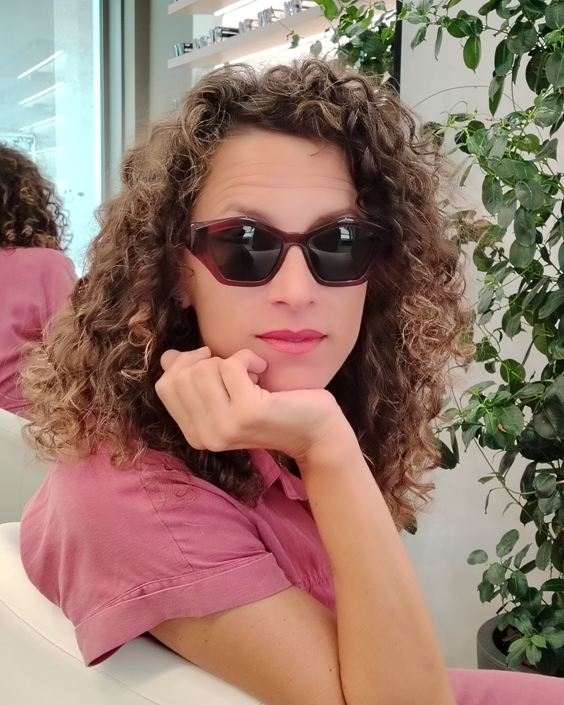 gafas de sol pentagonales con montura rosa translúcida y lentes oscuras polarizadas