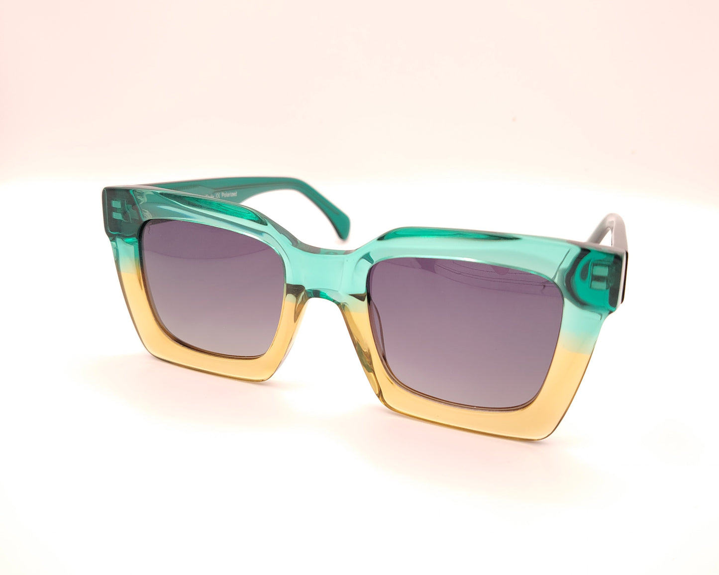 gafas de sol cuadradas con montura de acetato bicolor verde y amarillo y lentes oscuras polarizadas