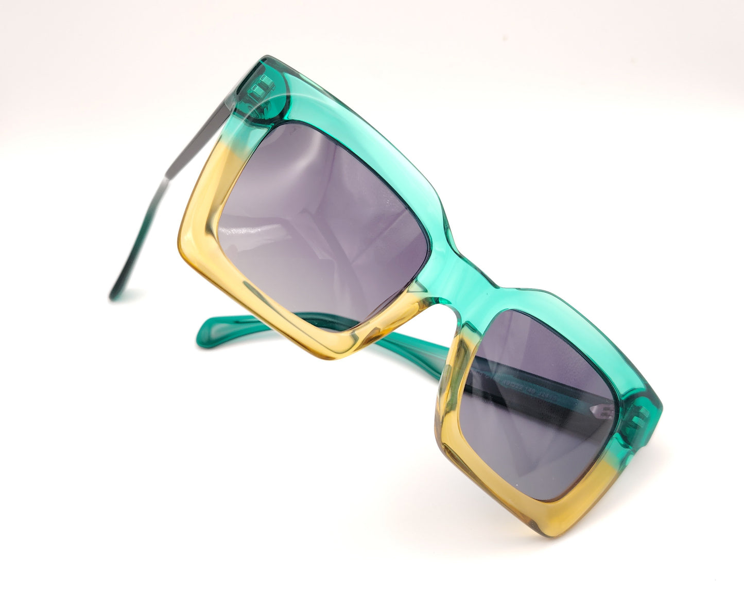 gafas de sol cuadradas con montura de acetato bicolor en verde y amarillo y lentes oscuras polarizadas