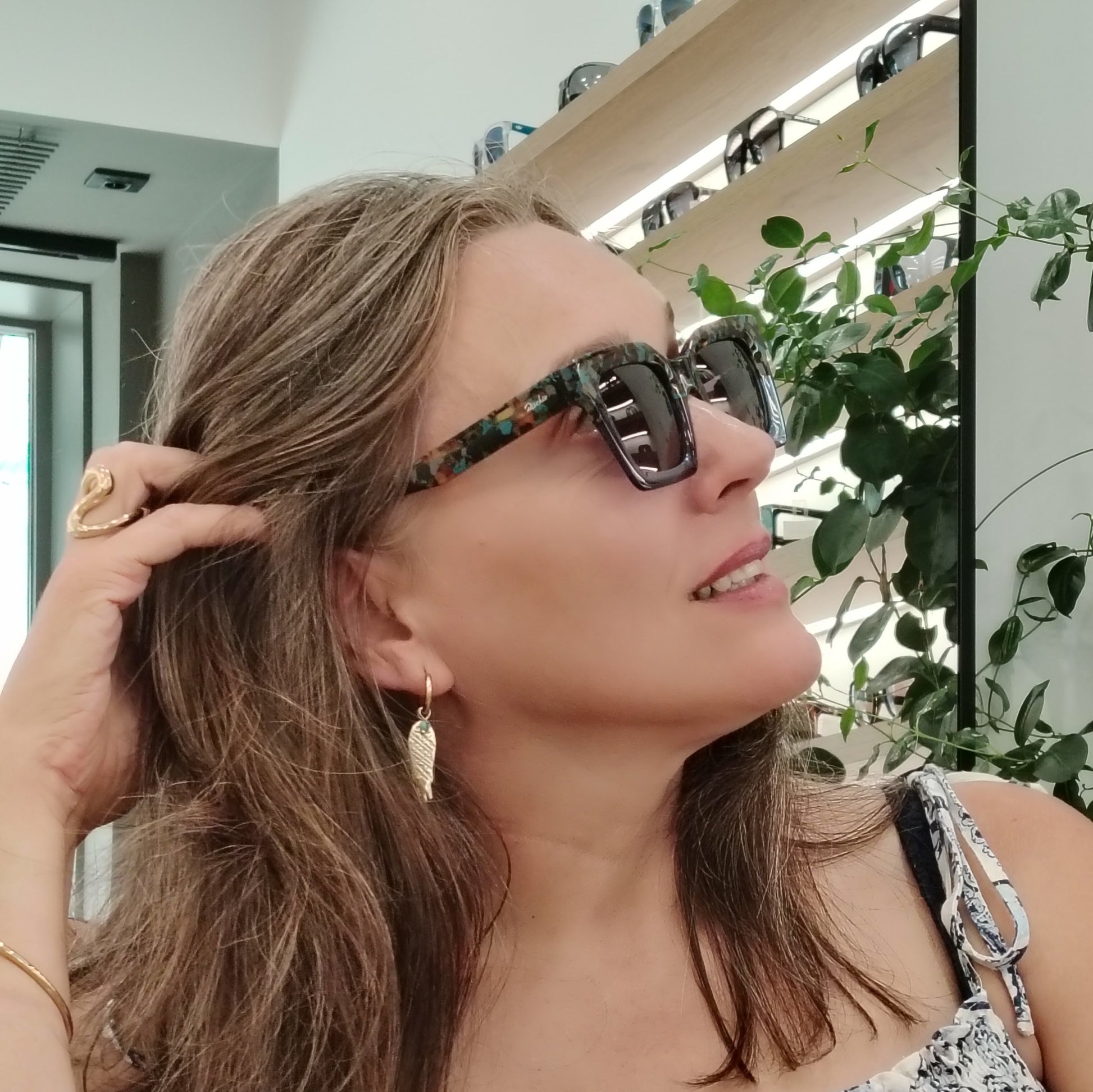 gafas de sol cuadradas con montura de acetato y lentes oscuras polarizadas