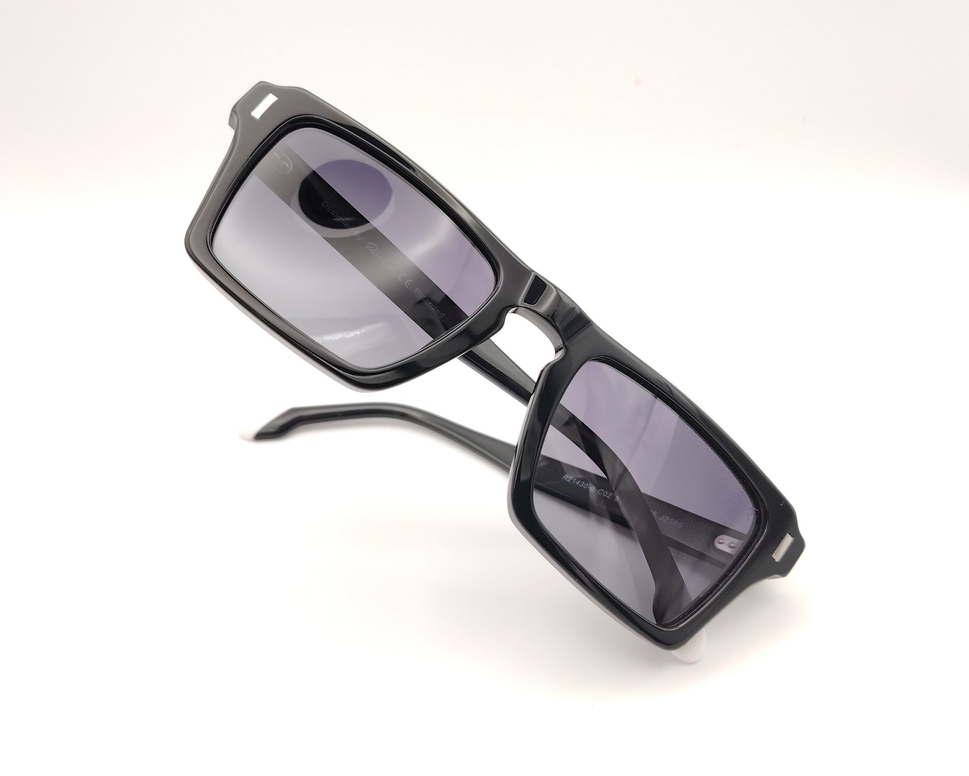 gafas de sol rectangulares de acetato con lentes oscuras polarizadas y montura robusta en color negro