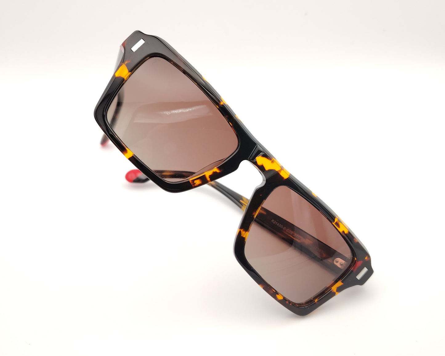 gafas de sol rectangulares de acetato con lentes oscuras polarizadas y montura robusta en color carey