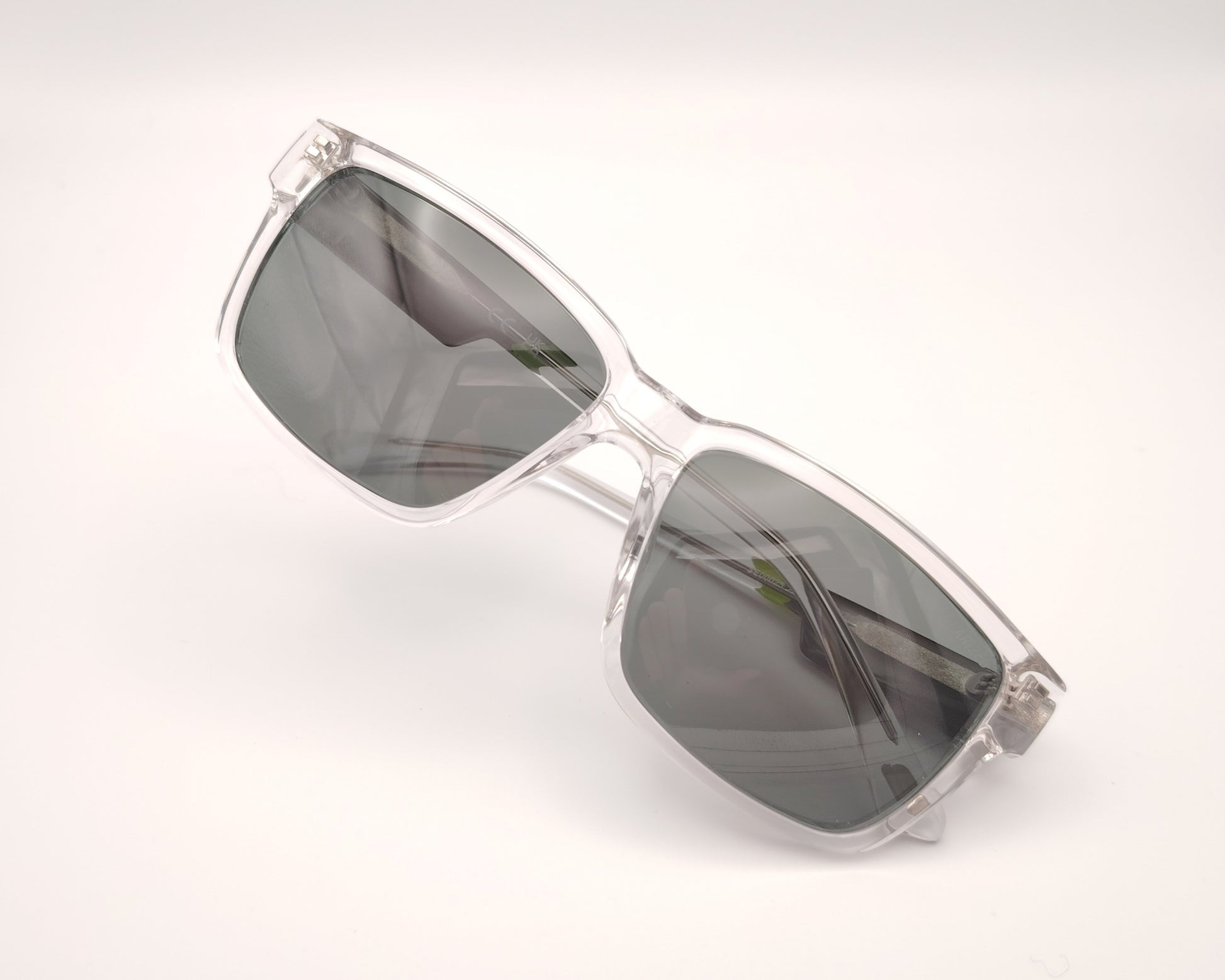 gafas de sol skechers se00025 26r con montura de pasta transparente y  detalles en verde en las varillas