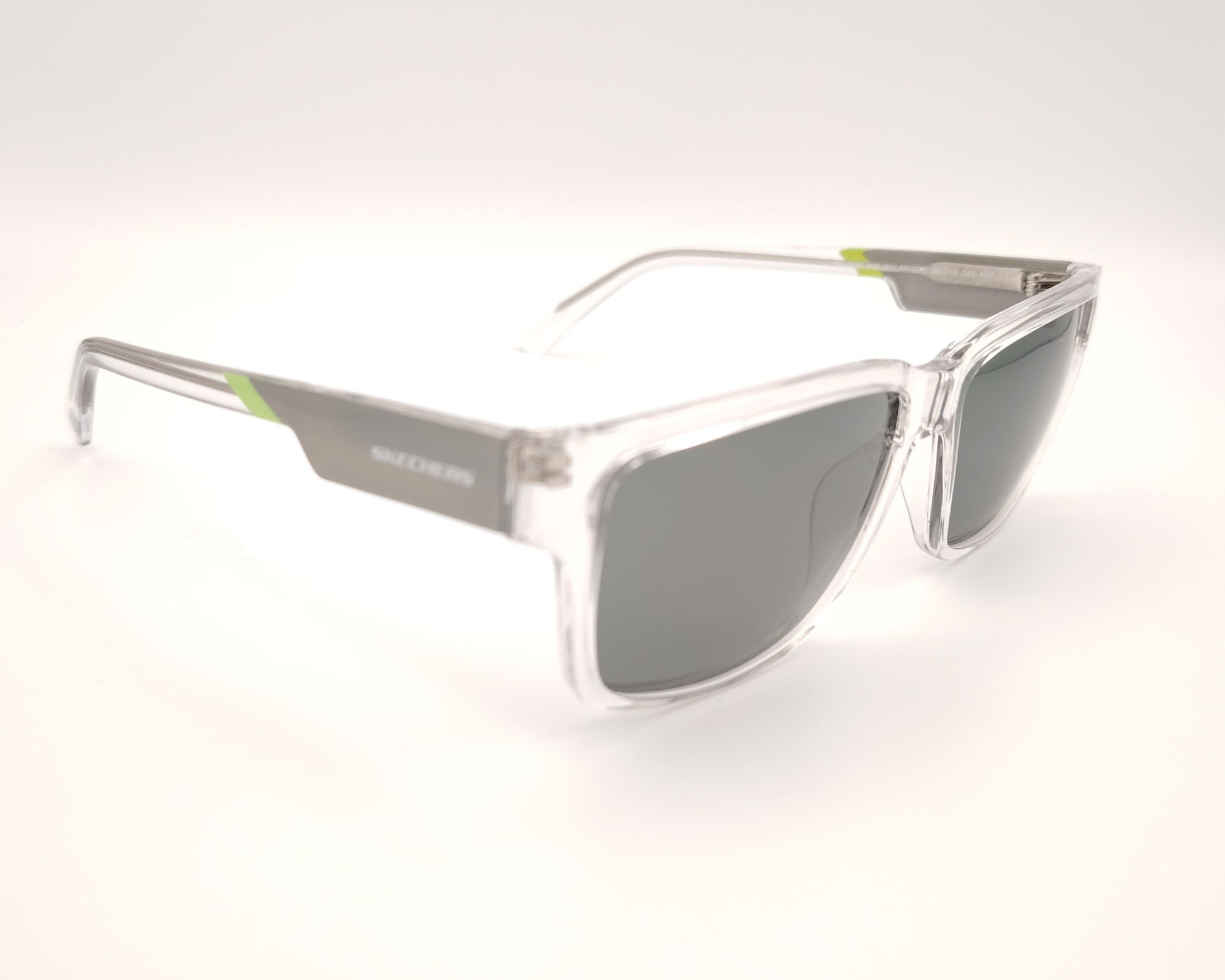 gafas de sol skechers se00025 26r con montura de pasta transparente y  detalles en verde en las varillas