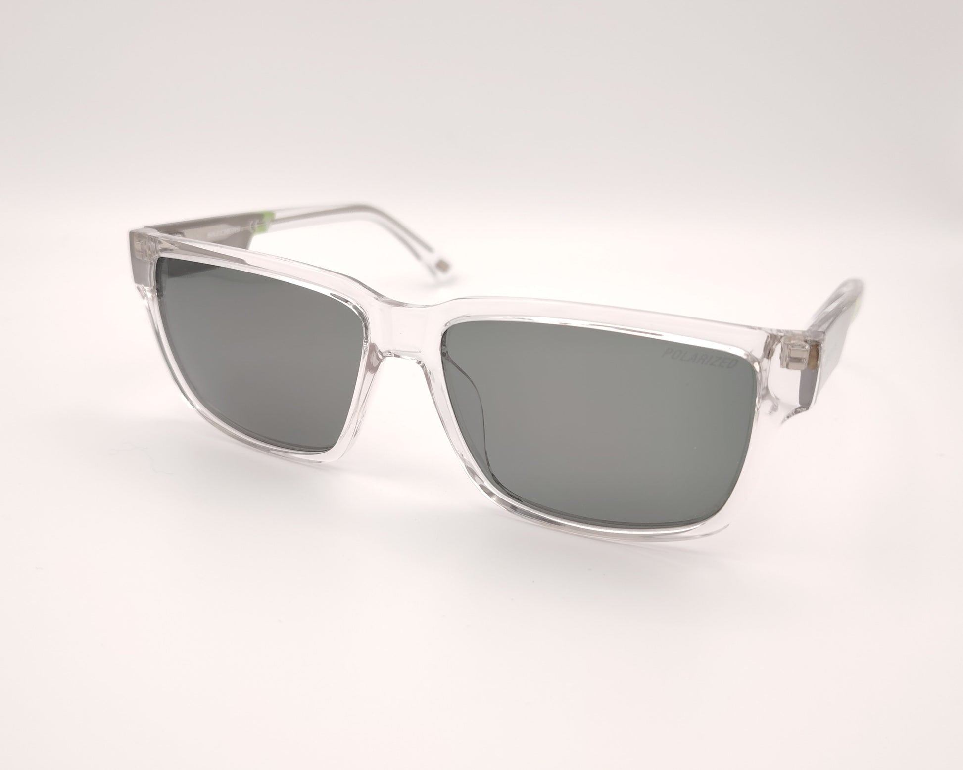 gafas de sol skechers se00025 26r con montura de pasta transparente y  detalles en verde en las varillas