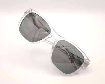 gafas de sol skechers con montura transparente y lentes oscuras polarizadas