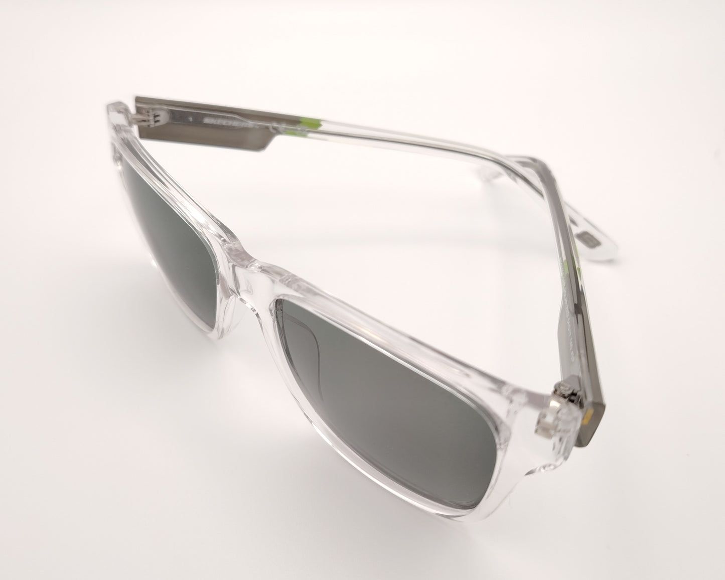 gafas de sol skechers con montura transparente y lentes oscuras polarizadas