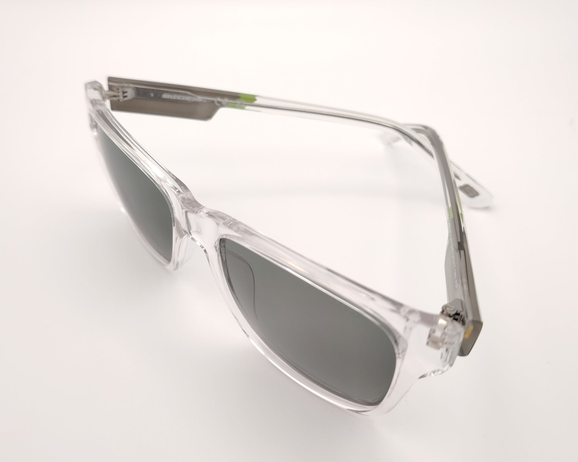 gafas de sol skechers con montura transparente y lentes oscuras polarizadas