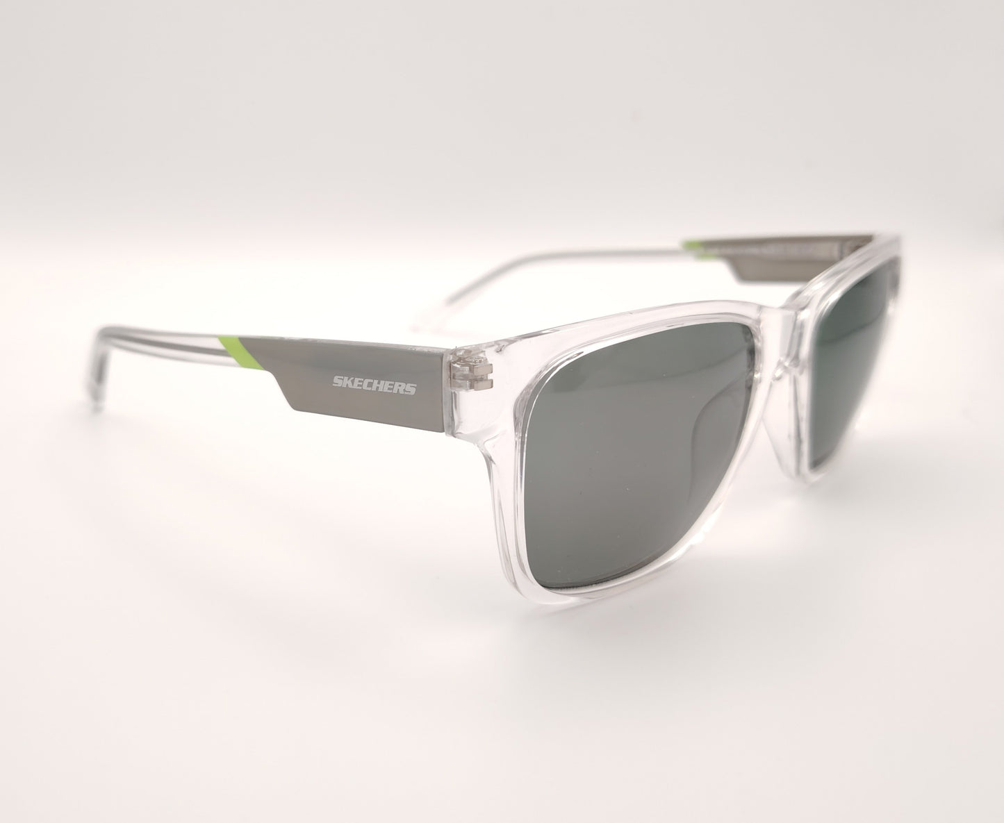 gafas de sol skechers con montura transparente y lentes oscuras polarizadas