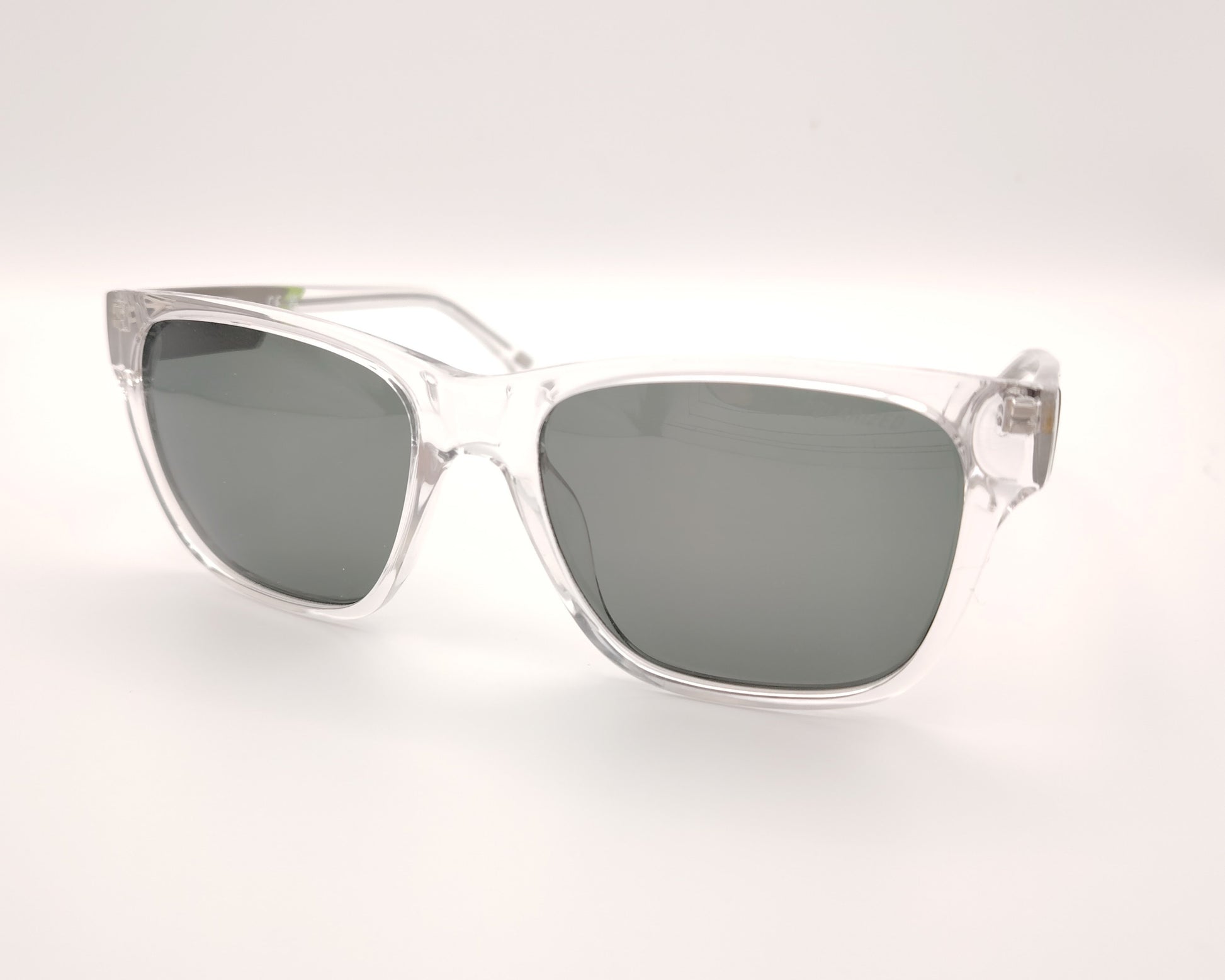 gafas de sol skechers con montura transparente y lentes oscuras polarizadas
