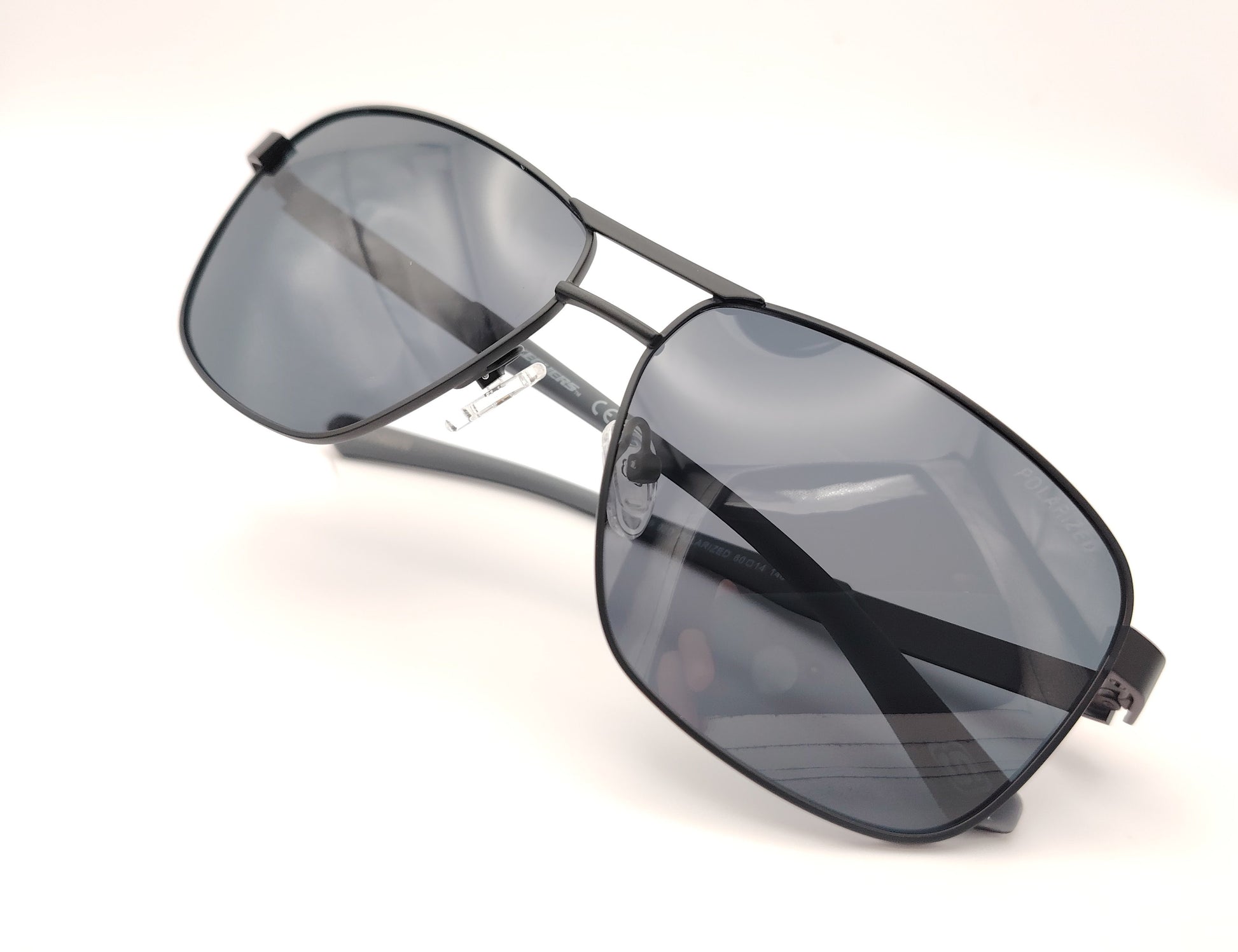 gafas de sol skechers estilo aviador con montura negra y lentes polarizadas oscuras