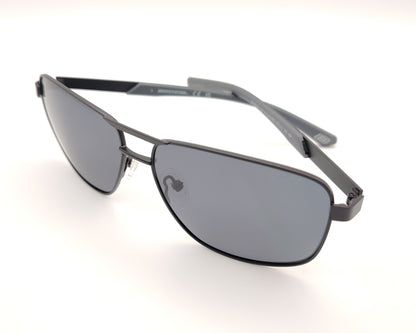 gafas de sol skechers estilo aviador con montura negra y lentes polarizadas oscuras