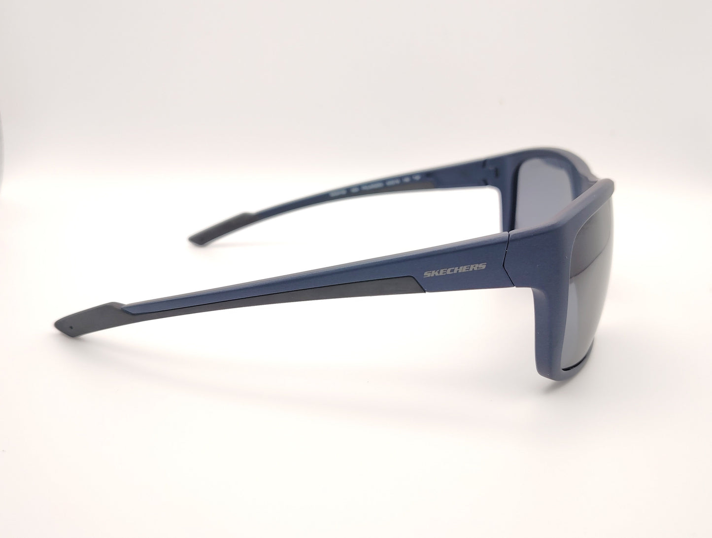 gafas de sol skechers polarizadas con montura azul mate y lentes oscuras